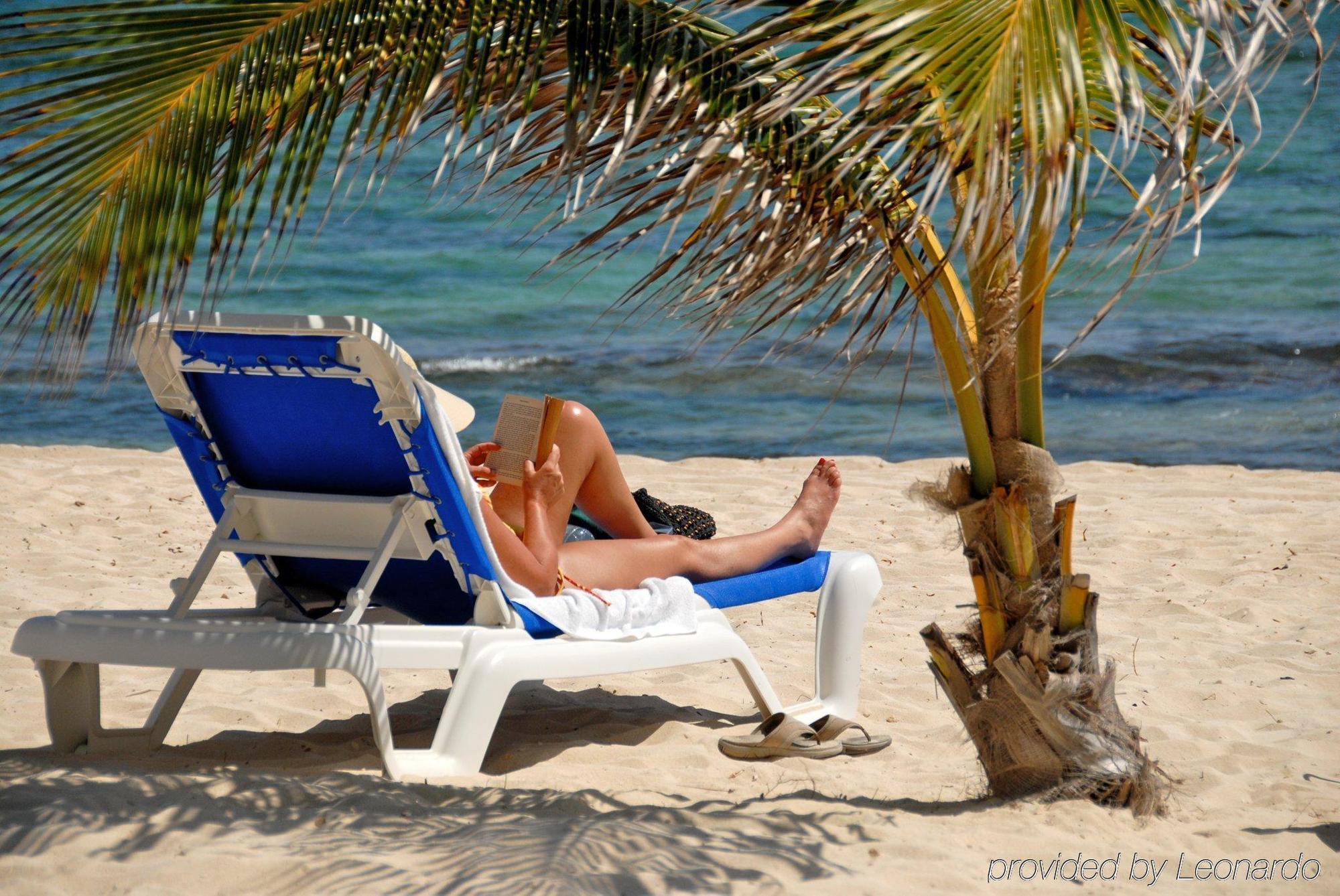 Castaways Cayman Beach Resort Grand Cayman Exterior photo